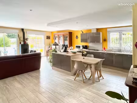 belle maison 183m2 sur terrain paysagé 922m2 + 55m2 garage + piscine au sel. 4 chambres su