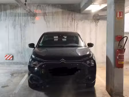 place de parking souterrain dans garage sous-sol