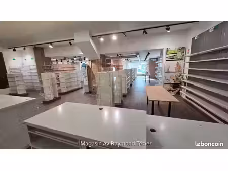 a louer grand local commercial de 426m2 centre ville voiron