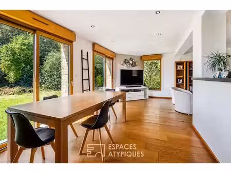 maison d'architecte dissimulée dans son écrin de verdure