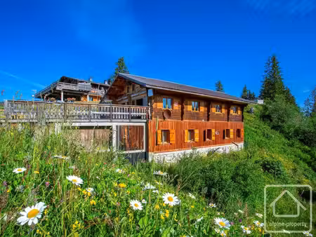 un chalet alpin directement sur les pistes de ski avec une vue magnifique et un emplacemen
