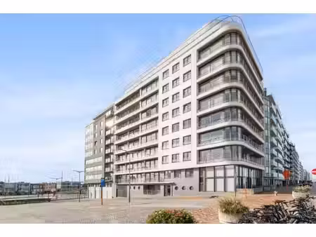 luxueus appartement met breed terras en zijdelings zeezicht