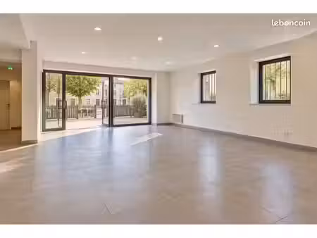 à louer – local commercial 70 m² avec terrasse – centre de gramat