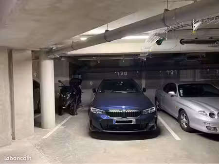grand parking sous terrain ( possible voiture + 2 roues)