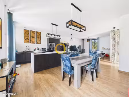 propriété 4 pièces 135 m²
