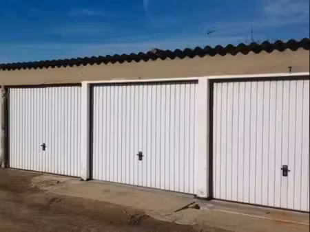 recherche garage  box  hangar ou grange (fermée)