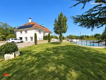 propriété 8 pièces 240 m²