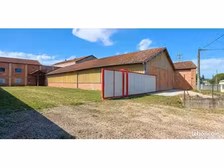 hangar 1030 m2 situé en zone urbaine + terrain a batir de 420 m2