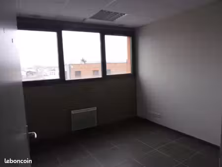 bureaux de 67 m² 670 ht et hc et bureaux de 80 m² 800 ht hc