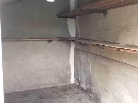 garage moto dans une cour privée