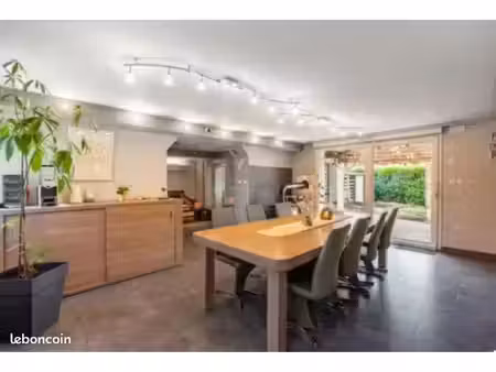 maison avec terrasse et jardinet