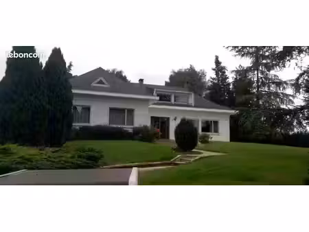 maison idéalement située sur 5300 m² à neufchef