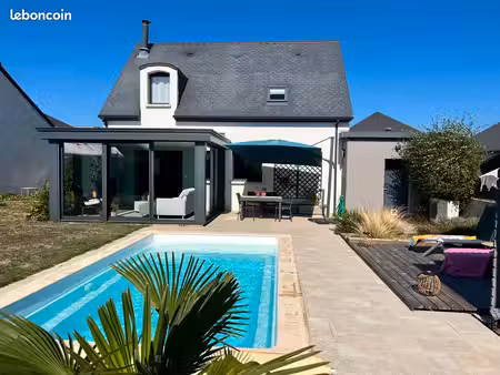 maison de 2015 avec belle piscine  très lumineuse et prête à vivre