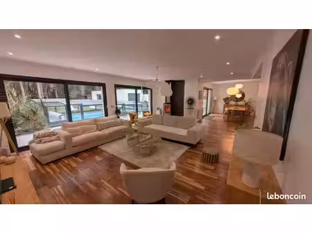 maison contemporaine de 214m2 avec piscine couverte