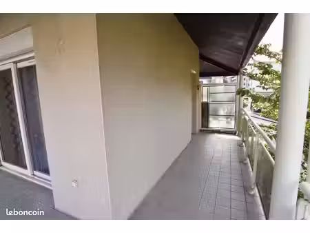 appartement t3 avec grand balcon  garage et cave