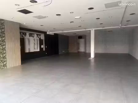 à louer – local commercial 220 m² – emplacement stratégique