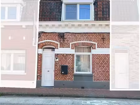 maison avec garage et panneaux solaires