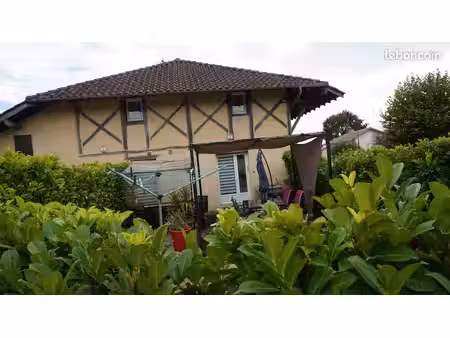 appartement f3 avec cour extérieure centre jayat