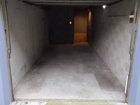 garage box fermé 16m2 bischheim avec dégagement pour rangements