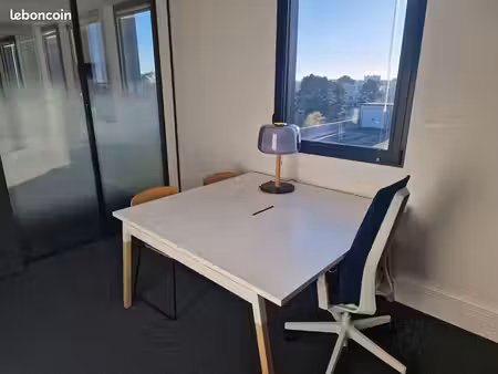 loue 1 à 2 bureaux fermés (1 à 4 postes de travail) refait à neuf  salle de réunion  parki