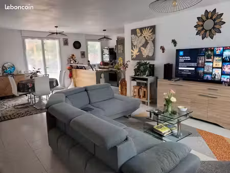 maison neuve à louer. 3 chambres et jardin