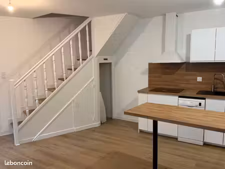 à louer – maison de bourg t3 rénovée  65 5 m²  centre des martres-de-veyre – 620