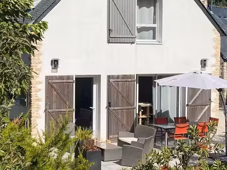 maison récente dans hameau privé avec piscine