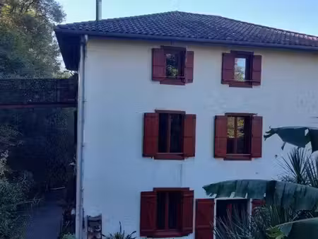 ? espelette – une maison basque atypique au cœur d’un écrin tropical