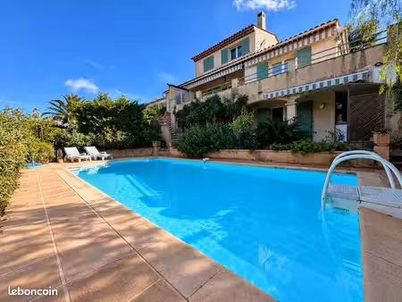 sainte-maxime – villa 186 m²  vue golf  piscine  dépendance  sans vis-à-vis