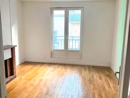 appartement t2 lumineux avec grand balcon – plein centre-ville château-thierry