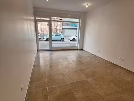 local commercial 23 m²  vitrine 3 m  axe passant billy-montigny