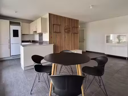 2 pièces meublé en rez-de-jardin avec terrasse  jardin privatif et garage