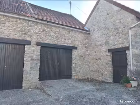 3 granges (35 m²  28 m² et 16m² = total 79m2 au sol)