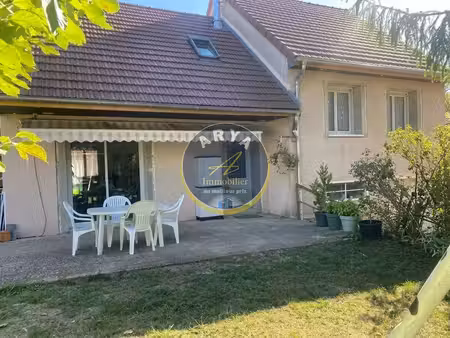 belle maison avec quatre chambres sur un beau terrain au calme sans vis-à-vis