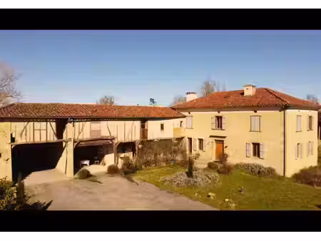 grande propriete renovee au calme avec vue dominante sur les pyrenees