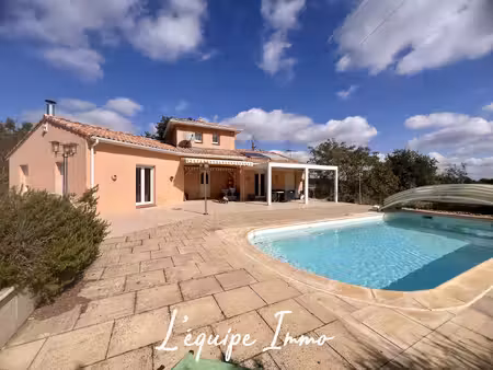 maison familiale avec sous-sol total  piscine et terrain de