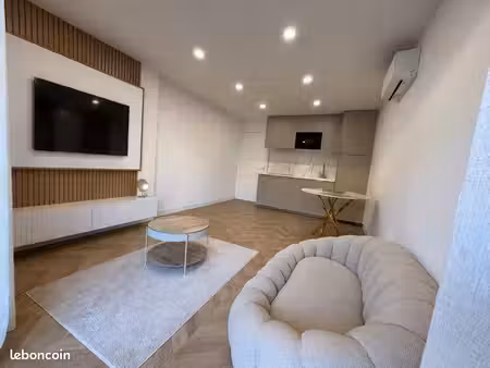 appartement rénové 34 m² avec jardin privatif 180 m² et parking