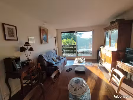 dans petit immeuble calme et paisible  bel appartement de 3 pièces