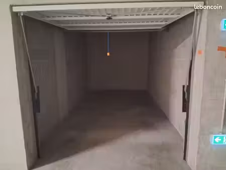 parking garage box fermé