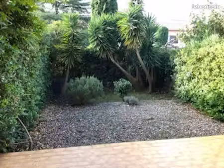 t2 dans résidence vieux puits à carqueiranne avec jardinet
