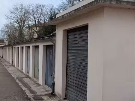 grand garage spacieux