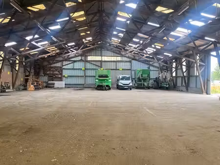 entrepôt et garage de 1 607 m² sur un terrain de 6 640 m²