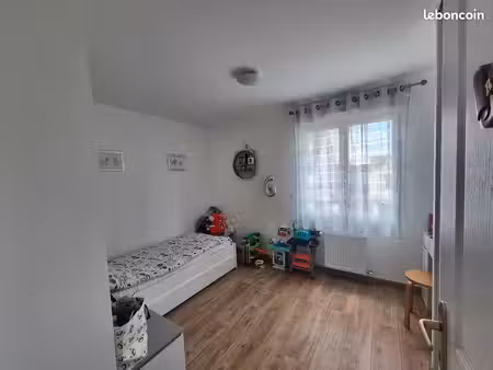 maison familiale récente (2020) : 6 pièces / 4 chambres / 130m2 / terrain 415m2