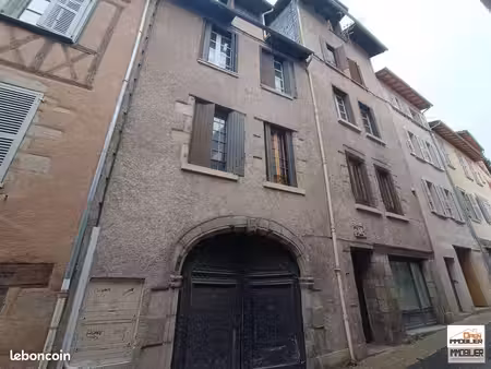 immeuble en pierre avec toiture récente – quartier historique de tulle