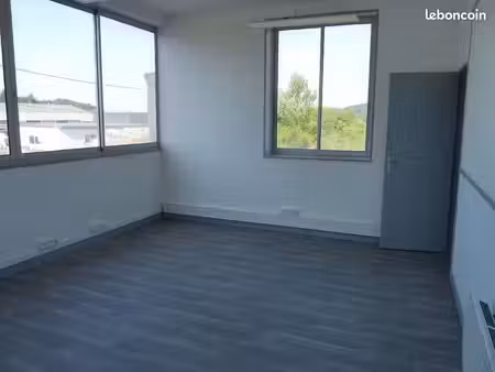 batiment commercial d'environ 2500 m² surface de vente  bureaux  salle de reunions  11000 