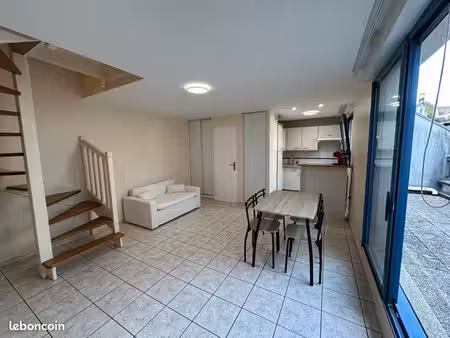 duplex meublé 2 pièces de 42 m² – lumineux  terrasse  parking – centre-ville de savigny-su
