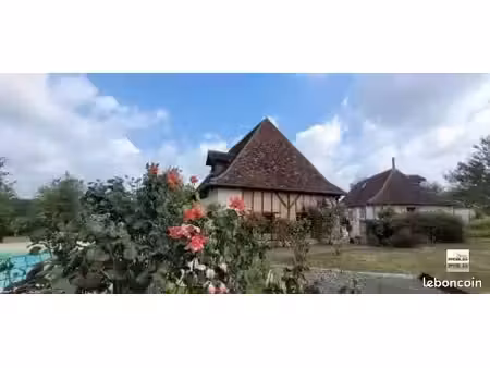 ensemble immobilier comprenant 2 maisons  piscine et terrain de plus de 9000m2