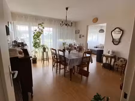 à louer — appartement t4 lumineux de 79 m² rez de chaussée   cave et parking — cognac 735.