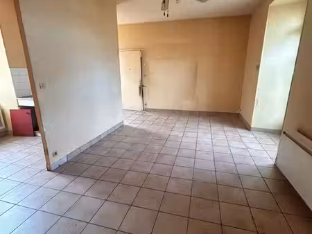 appartement 48 m² à rénover avec jardin de 70 m² – châtelaudren –