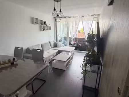 à vendre – appartement t3 de 67 m² entièrement rénové – balcon  cave et 2 places de parkin